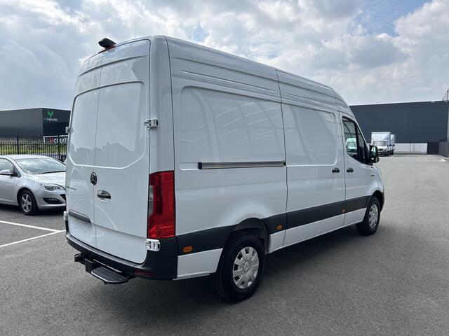 Mercedes-Benz eSprinter 320 L2 H2 Pro 81kWh / Snel laden 115Kw / Trekhaak / MBUX / Navigatie / Camera / Cruise control / Airco / 270 Graden achterdeuren