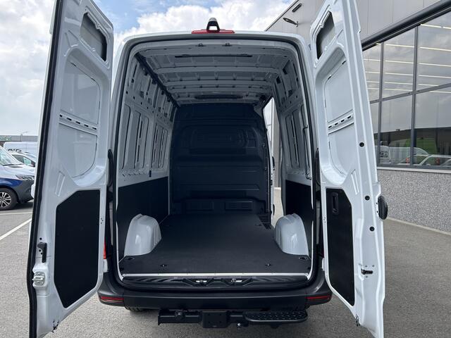 Mercedes-Benz eSprinter 320 L2 H2 Pro 81kWh / Snel laden 115Kw / Trekhaak / MBUX / Navigatie / Camera / Cruise control / Airco / 270 Graden achterdeuren