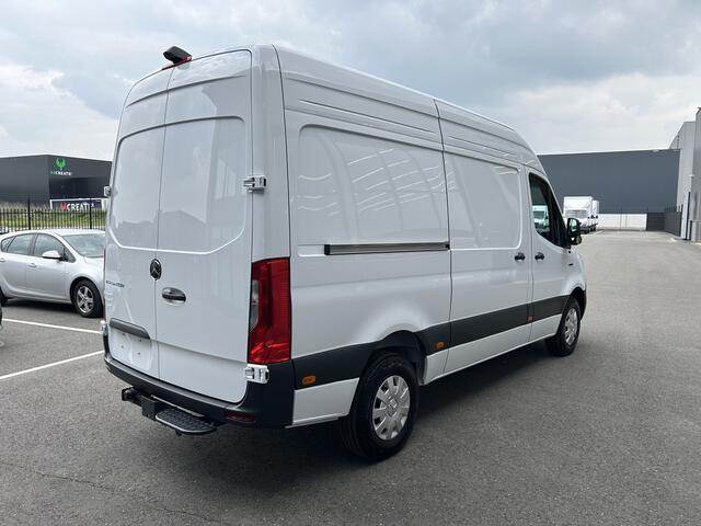 Mercedes-Benz eSprinter 320 L2 H2 Pro 81kWh / Snel laden 115Kw / Trekhaak / MBUX / Navigatie / Camera / Cruise control / Airco / 270 Graden achterdeuren
