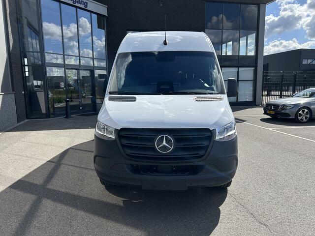 Mercedes-Benz eSprinter 320 L2 Pro 81kWh / Snel laden 115Kw / Trekhaak / MBUX / Navigatie / Camera / Cruise control / Airco / 270 Graden achterdeuren