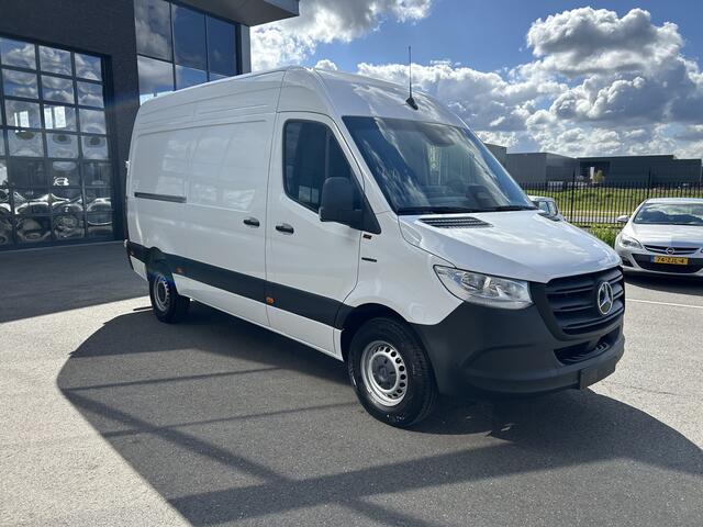 Mercedes-Benz eSprinter 320 L2 Pro 81kWh / Snel laden 115Kw / Trekhaak / MBUX / Navigatie / Camera / Cruise control / Airco / 270 Graden achterdeuren
