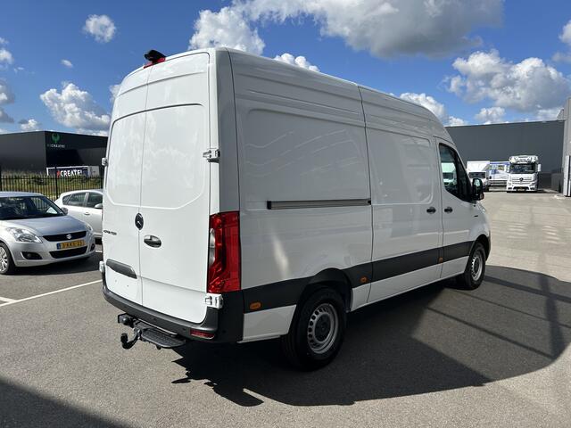 Mercedes-Benz eSprinter 320 L2 Pro 81kWh / Snel laden 115Kw / Trekhaak / MBUX / Navigatie / Camera / Cruise control / Airco / 270 Graden achterdeuren