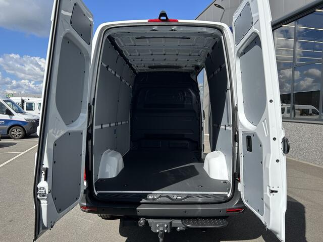 Mercedes-Benz eSprinter 320 L2 Pro 81kWh / Snel laden 115Kw / Trekhaak / MBUX / Navigatie / Camera / Cruise control / Airco / 270 Graden achterdeuren