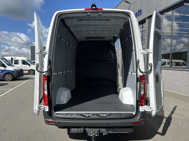 Mercedes-Benz eSprinter 320 L2 Pro 81kWh / Snel laden 115Kw / Trekhaak / MBUX / Navigatie / Camera / Cruise control / Airco / 270 Graden achterdeuren