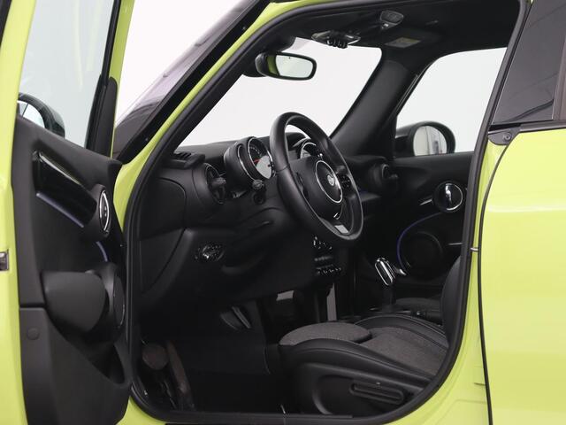 Mini COOPER 1.5 Camden Go Edition | Stoelverwarming | Camera | Carplay | Full LED | Climate control | Sportstoelen | Half leder | Cruise control | Parkeerhulp | Zesty Yellow Metallic