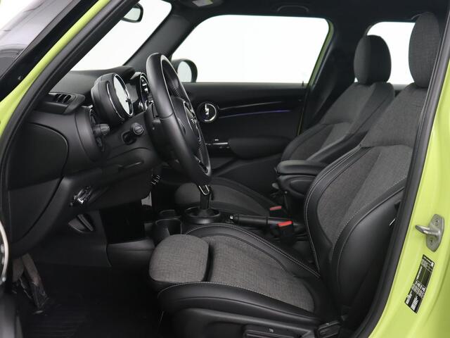 Mini COOPER 1.5 Camden Go Edition | Stoelverwarming | Camera | Carplay | Full LED | Climate control | Sportstoelen | Half leder | Cruise control | Parkeerhulp | Zesty Yellow Metallic
