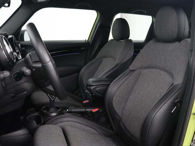 Mini COOPER 1.5 Camden Go Edition | Stoelverwarming | Camera | Carplay | Full LED | Climate control | Sportstoelen | Half leder | Cruise control | Parkeerhulp | Zesty Yellow Metallic