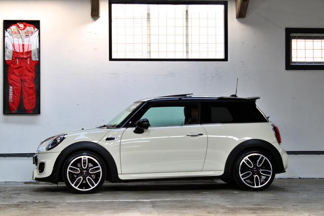 Mini COOPER Mini 1.5 | Serious Business | Panoramadak | Leder | Apple Carplay | Lage kmstand | NL auto |