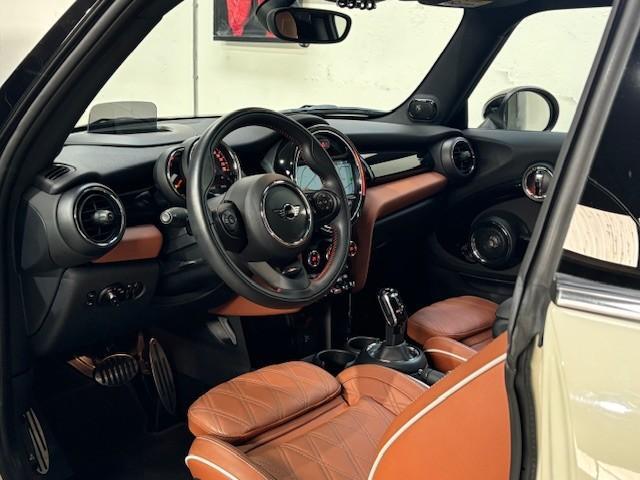 Mini COOPER Mini 1.5 | Serious Business | Panoramadak | Leder | Apple Carplay | Lage kmstand | NL auto |