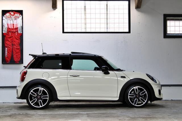 Mini COOPER Mini 1.5 | Serious Business | Panoramadak | Leder | Apple Carplay | Lage kmstand | NL auto |