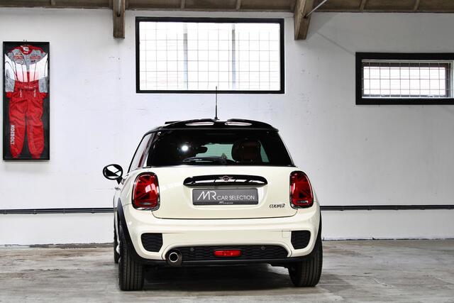 Mini COOPER Mini 1.5 | Serious Business | Panoramadak | Leder | Apple Carplay | Lage kmstand | NL auto |