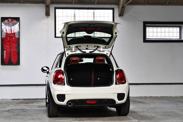 Mini COOPER Mini 1.5 | Serious Business | Panoramadak | Leder | Apple Carplay | Lage kmstand | NL auto |
