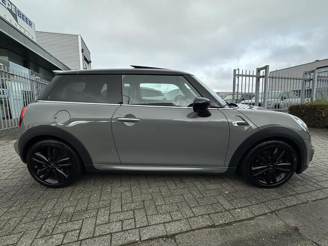 Mini COOPER Mini 1.5 60 Years Edition AUT pano/dak, Navi, JCW pakket. JCW stoelen,