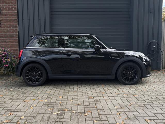 Mini COOPER Mini 1.5 Classic - Keyless - Navigatie - Stoelverwarming - Leder -