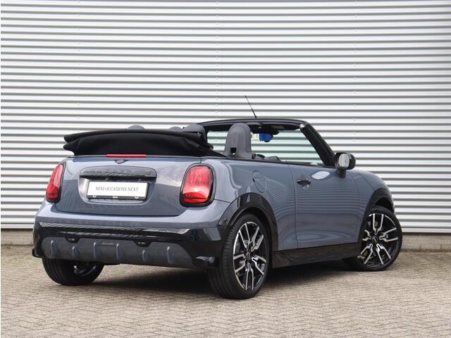 Mini COOPER Cabrio C | John Cooper Works Uitvoering + Pakket M + Comfort Access + Head-Up + Driving Assistant + Camera + 18'' JCW Lap Spoke 2-tone