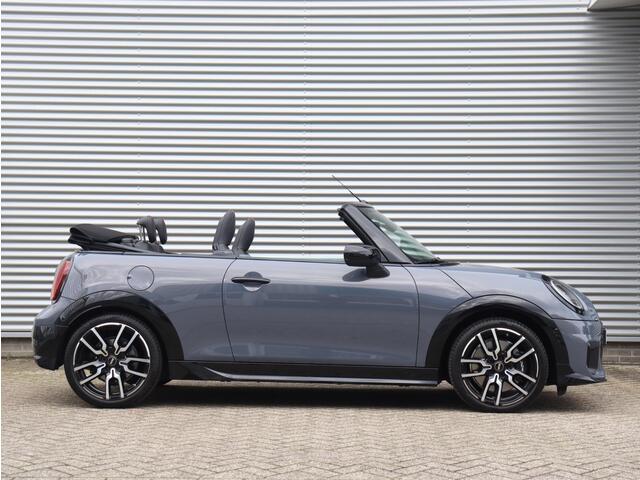 Mini COOPER Cabrio C | John Cooper Works Uitvoering + Pakket M + Comfort Access + Head-Up + Driving Assistant + Camera + 18'' JCW Lap Spoke 2-tone