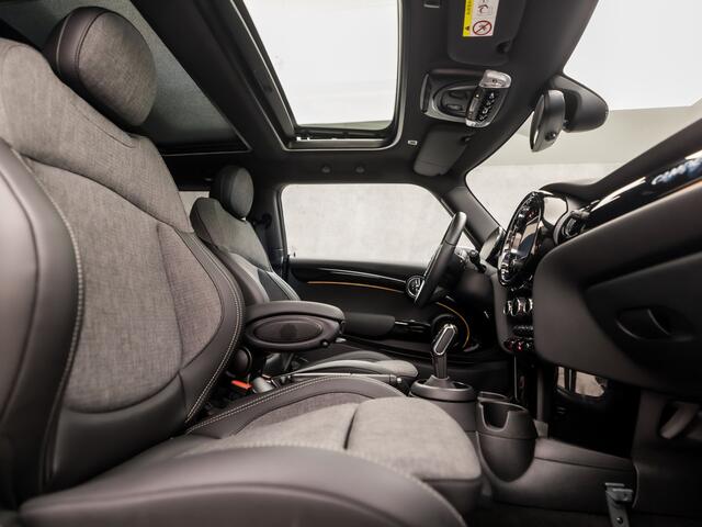 Mini COOPER Mini 1.5 Camden Sport Automaat (PANORAMADAK, VIRTUAL COCKPIT, DEALER ONDERHOUDEN, APPLE CARPLAY, GROOT NAVI, CAMERA, LEDER, SFEERVERLICHTING, SPORTSTOELEN, GETINT GLAS, LED KOPLAMPEN, ZWART HEMEL, NIEUWSTAAT)