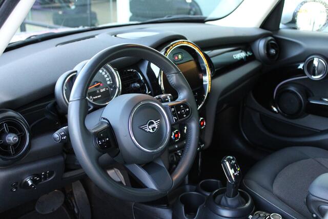 Mini COOPER Classic Automaat / LED / Airconditioning / Cruise Control / PDC / Navigatie