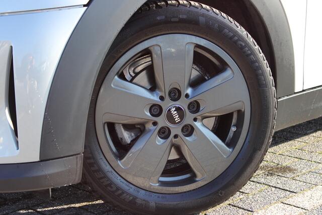 Mini COOPER Classic Automaat / LED / Airconditioning / Cruise Control / PDC / Navigatie