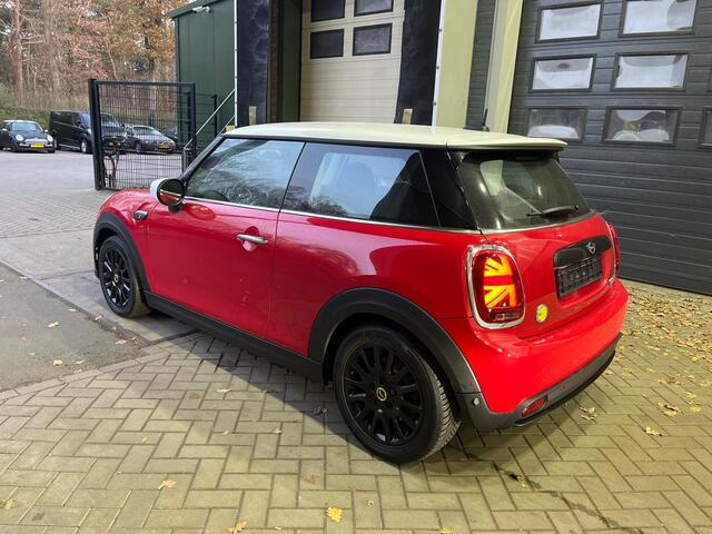 Mini COOPER Classic Trim 33 kWh | Stoelverwarming | Navigatie | Apple Carplay | Parkeersensoren | Half Leder
