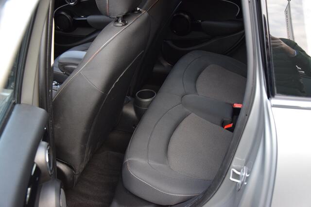 Mini COOPER Mini 1.5 136PK Camden Edition Automaat | BOVAG Garantie | Org. NL | Automatische Airco | Parkeer sensoren | All-season banden | Apple Carplay/Android Auto | LED koplampen |