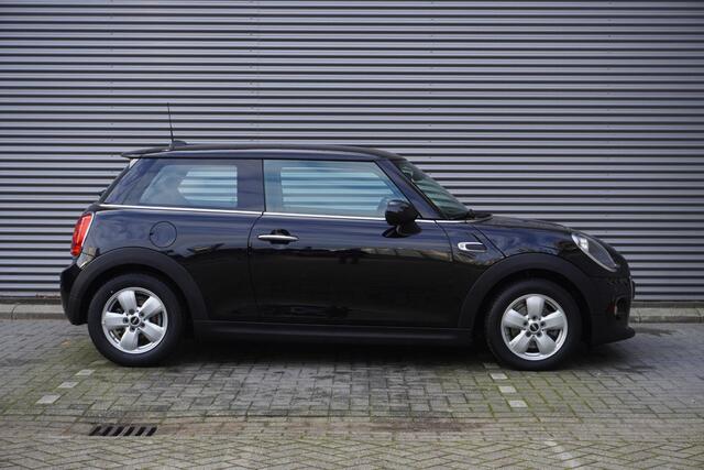 Mini COOPER 3-deurs C Alarmsysteem klasse 3 | MINI Navigatiesysteem | Interieurpanelen Hazy Grey | Sportstuurwiel met leer bekleed