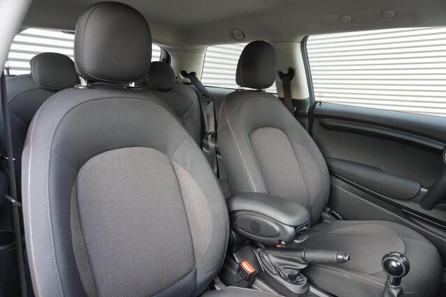 Mini COOPER 3-deurs C Alarmsysteem klasse 3 | MINI Navigatiesysteem | Interieurpanelen Hazy Grey | Sportstuurwiel met leer bekleed