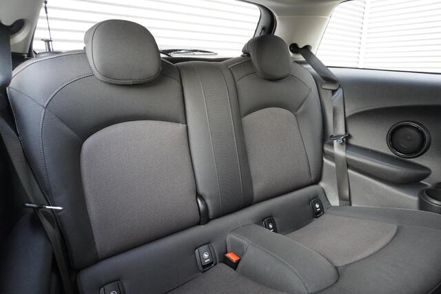 Mini COOPER 3-deurs C Alarmsysteem klasse 3 | MINI Navigatiesysteem | Interieurpanelen Hazy Grey | Sportstuurwiel met leer bekleed