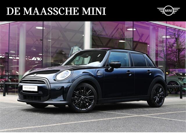 Mini COOPER Hatchback Classic Automaat / Achteruitrijcamera / Comfort Access / LED / Stoelverwarming / Airconditioning / Cruise Control / Navigatie
