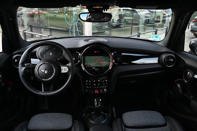 Mini COOPER Hatchback Classic Automaat / Achteruitrijcamera / Comfort Access / LED / Stoelverwarming / Airconditioning / Cruise Control / Navigatie
