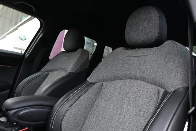 Mini COOPER Hatchback Classic Automaat / Achteruitrijcamera / Comfort Access / LED / Stoelverwarming / Airconditioning / Cruise Control / Navigatie