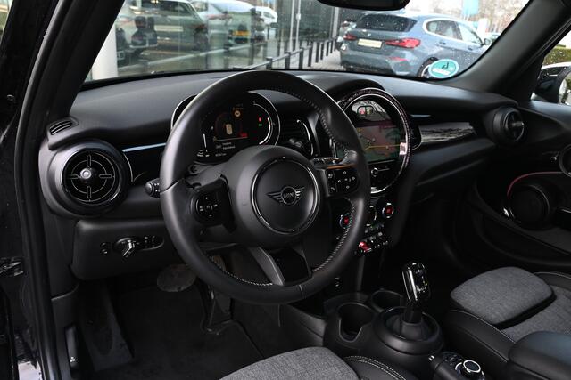 Mini COOPER Hatchback Classic Automaat / Achteruitrijcamera / Comfort Access / LED / Stoelverwarming / Airconditioning / Cruise Control / Navigatie