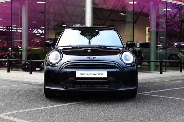 Mini COOPER Hatchback Classic Automaat / Achteruitrijcamera / Comfort Access / LED / Stoelverwarming / Airconditioning / Cruise Control / Navigatie