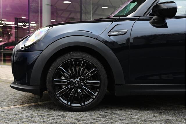 Mini COOPER Hatchback Classic Automaat / Achteruitrijcamera / Comfort Access / LED / Stoelverwarming / Airconditioning / Cruise Control / Navigatie