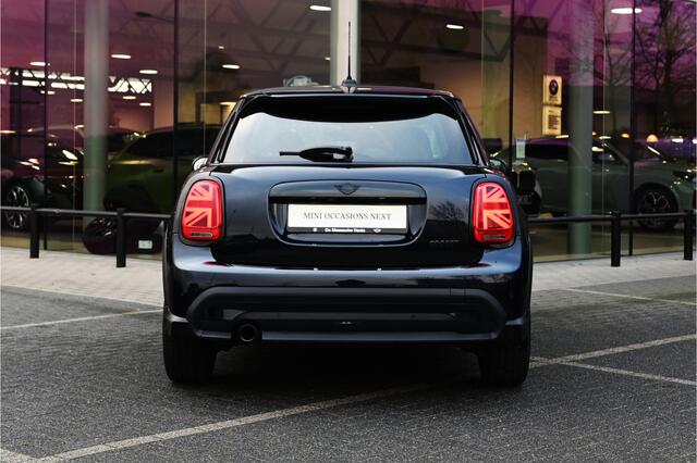 Mini COOPER Hatchback Classic Automaat / Achteruitrijcamera / Comfort Access / LED / Stoelverwarming / Airconditioning / Cruise Control / Navigatie