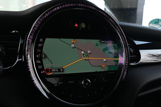 Mini COOPER Hatchback Classic Automaat / Achteruitrijcamera / Comfort Access / LED / Stoelverwarming / Airconditioning / Cruise Control / Navigatie