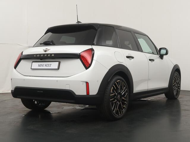 Mini COOPER 5-deurs C Favoured | Pakket-L | Stuur- Stoelverwarming | 360° Camera | LED | NAVI |