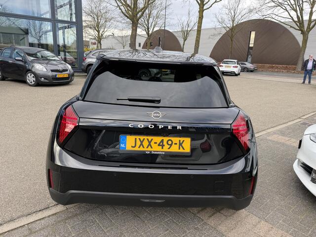 Mini COOPER Mini E Essential XS 40.7 kWh NIEUWE AUTO | HEAD-UP DISPLAY | CAMERA | STOELVERWARMING | ORIGINEEL NL AUTO | FABRIEKSGARANTIE TM 2029 |