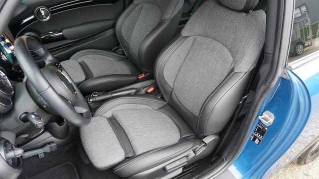 Mini COOPER 1.5 136pk 3Drs Business Edition *Black Pack* LED Navi *Multitone-Dak* 16inch LM Sportstoelen *NL auto* 34575km!