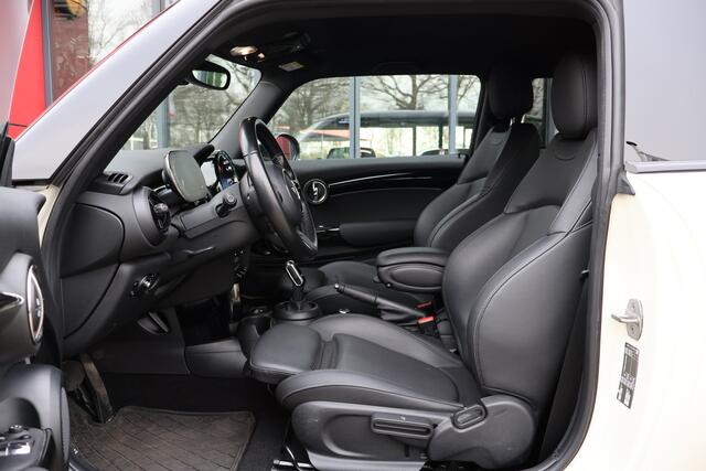 Mini COOPER Mini 1.5 Camden Edition Automaat | Origineel NL | Leder | Virtual Cockpit | Sportstoelen |