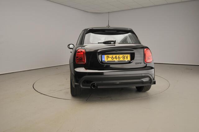 Mini COOPER 5-deurs PDC / LED / Cruise / ISOFIX / Navigatie / Alu wielen 16 inch black