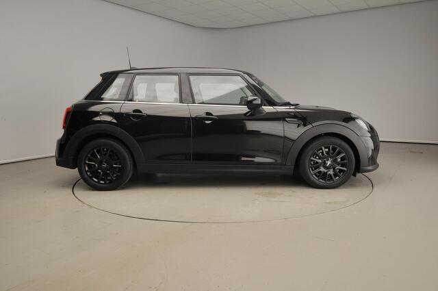 Mini COOPER 5-deurs PDC / LED / Cruise / ISOFIX / Navigatie / Alu wielen 16 inch black