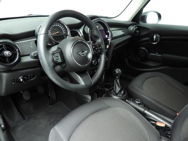Mini COOPER 5-deurs PDC / LED / Cruise / ISOFIX / Navigatie / Alu wielen 16 inch black