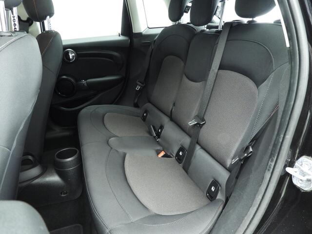 Mini COOPER 5-deurs PDC / LED / Cruise / ISOFIX / Navigatie / Alu wielen 16 inch black