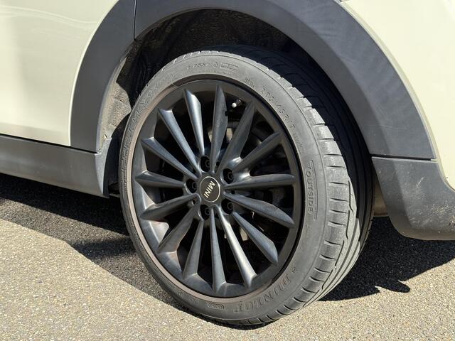 Mini COOPER Mini 1.5 Pepper VAN: 19.400,- VOOR: 17.877,- UW LENTEVOORDEEL: 1.523,- euro SUPER COMPLEET|LED| STOELVERWARMING| APPLE CARPLAY| PARKEERSENSOREN VOOR + ACHTER| NET ONDERHOUD GEHAD, RIJKLAAR INCL. 12 MND BOVAG GARANTIE|