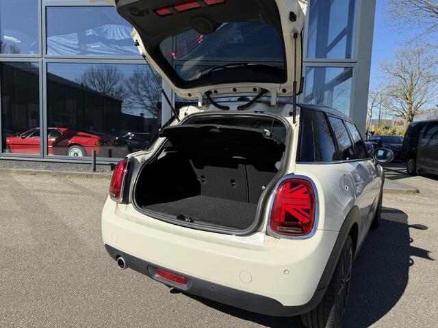 Mini COOPER Mini 1.5 Pepper VAN: 19.400,- VOOR: 17.877,- UW LENTEVOORDEEL: 1.523,- euro SUPER COMPLEET|LED| STOELVERWARMING| APPLE CARPLAY| PARKEERSENSOREN VOOR + ACHTER| NET ONDERHOUD GEHAD, RIJKLAAR INCL. 12 MND BOVAG GARANTIE|