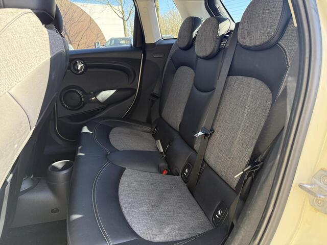 Mini COOPER Mini 1.5 Pepper VAN: 19.400,- VOOR: 17.877,- UW LENTEVOORDEEL: 1.523,- euro SUPER COMPLEET|LED| STOELVERWARMING| APPLE CARPLAY| PARKEERSENSOREN VOOR + ACHTER| NET ONDERHOUD GEHAD, RIJKLAAR INCL. 12 MND BOVAG GARANTIE|