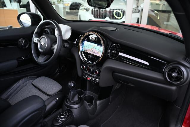 Mini COOPER Hatchback Classic / Panoramadak / Sportstoelen / Achteruitrijcamera / Cruise Control / LED / 16" LM Victory Spoke zwart