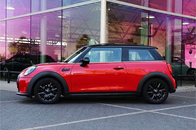 Mini COOPER Hatchback Classic / Panoramadak / Sportstoelen / Achteruitrijcamera / Cruise Control / LED / 16" LM Victory Spoke zwart