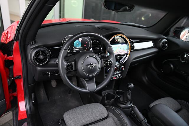 Mini COOPER Hatchback Classic / Panoramadak / Sportstoelen / Achteruitrijcamera / Cruise Control / LED / 16" LM Victory Spoke zwart